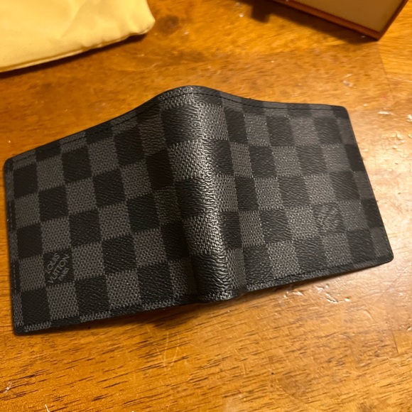 Louis Vuitton mirror image - Picture 5 of 9